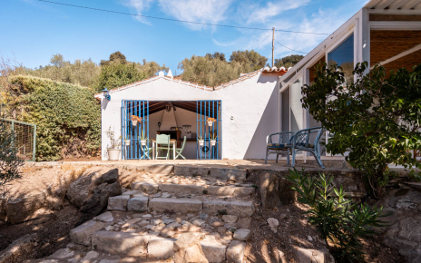 Zona de barbacoa cubierta a la izquierda