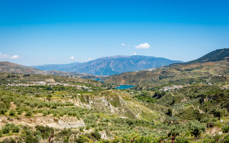 Estás a mitad de camino entre Granada y la Costa Tropical