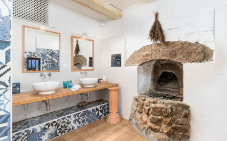 Bathroom with 200 year-old original feature!