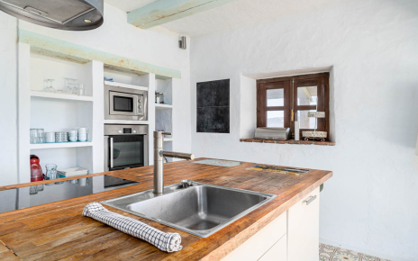 Kitchen with central island