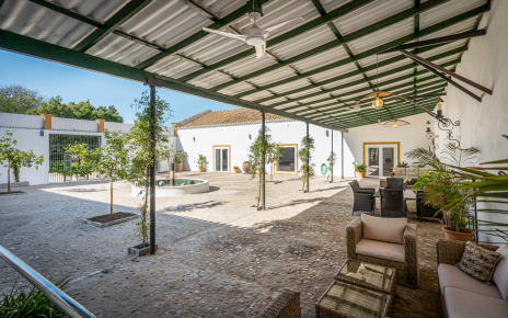 Access to east wing with kitchen/dining room via patio