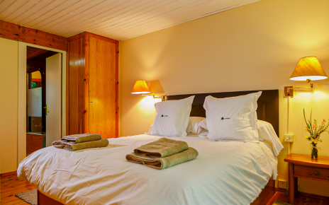 Dormitorio 1 puede conectar con dormitorio 2 a través de puerta interna