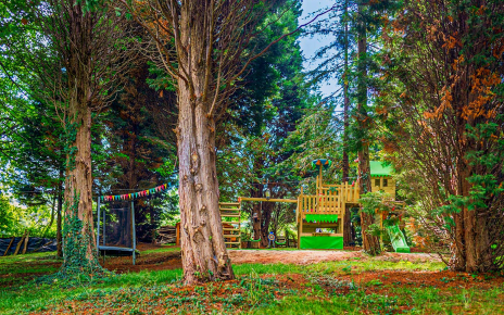 Zona de juegos en parte trasera de la finca