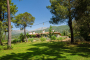 Casa principal y montañas vistas desde el jardín
