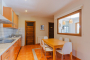 Cocina con mesa para desayunos