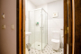 Todas las habitaciones tienen baño