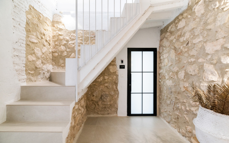 Acceso al nivel medio y puerta a suite 8 (con acceso interno)