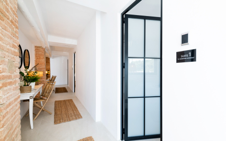 Pasillo distribuidor en nivel superior con acceso a habitaciones