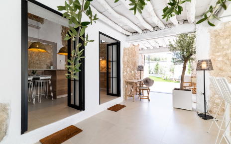 Acceso a patio de entrada a la casa