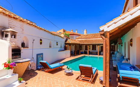 Barbacoa de obra (a la izquierda)