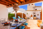 Terraza con mobiliario junto a cocina