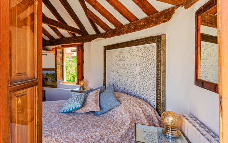 Habitación con cama doble y acceso a terraza