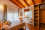 Habitación con  vistas a la piscina y a propiedad contigua