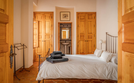 Bedroom 3: double bed