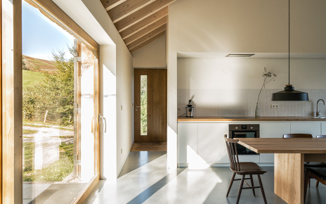 Cocina / comedore con puertas que abren al jardín