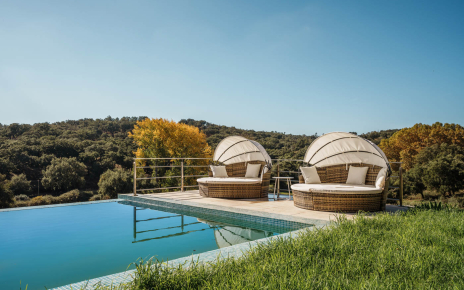 Terraza amueblada junto a piscina