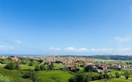 El pueblo de Ajo está a 2 km de tu villa
