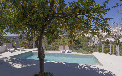 La piscina tiene alguna zona con más privacidad