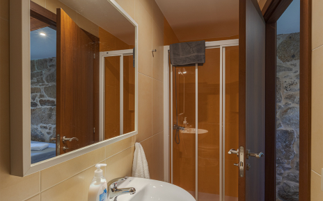 Bedroom 1 en suite facilities