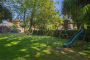 Zona de juegos infantil con sombra natural