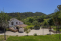 Casa con amplia zona ajardinada