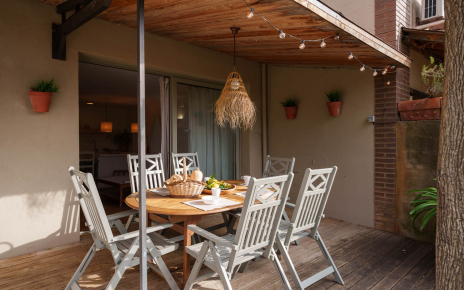 Outdoor eating area next to the living room
