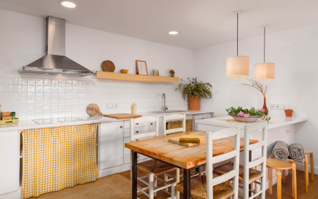 Kitchen with breakfast table