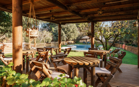 Fabulosa pérgola con mobiliario junto a pisicina