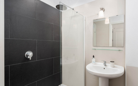 Twin bedded room en suite facilities (first floor)