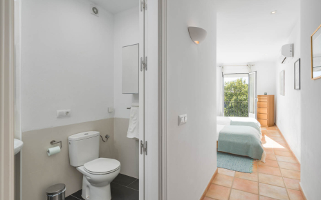 Twin bedded room en suite facilities (first floor)