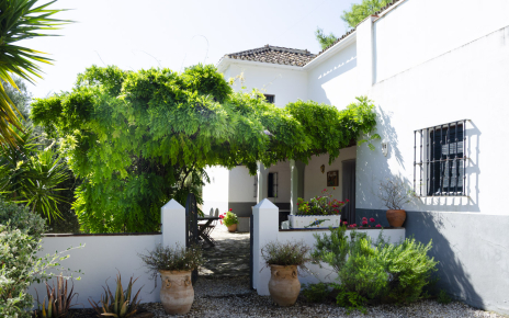 Entrada a tu casa rural a través de patio tradicional