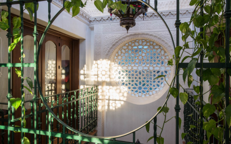 Dentro, las dos plantas se distribuyen alrededor de patio morisco