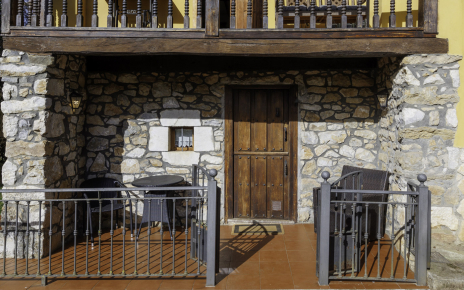 Puerta de entrada y terrazas delanteras