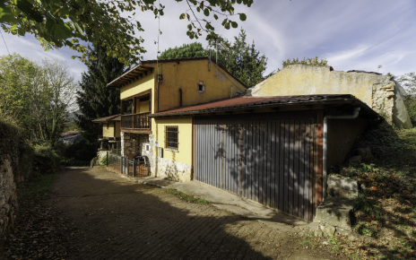 Aparcamiento cubierto junto a la casa